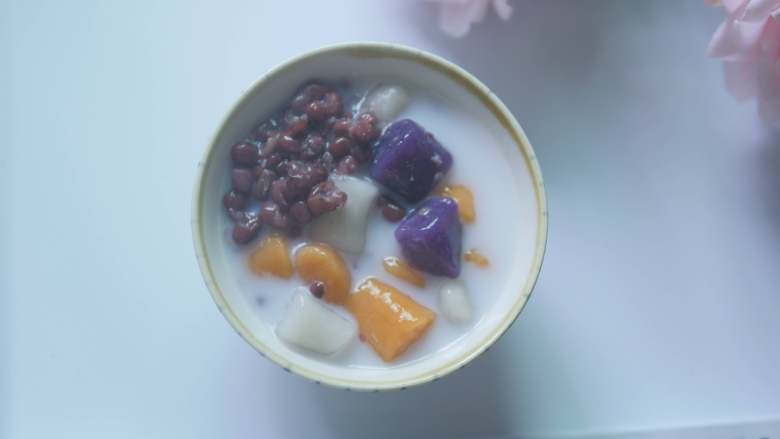 夏日冰爽芋圆,煮好的芋圆加椰奶,红豆就可以吃啦