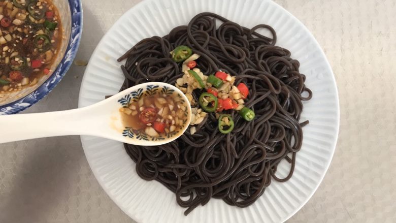 酸辣厥根粉,捞出来,淋上调好的酱汁