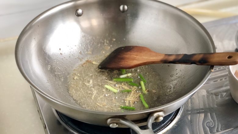 一番风味殿春蔬➕雪菜笋片炒肉丝,锅中底油,小火煸香小葱姜丝