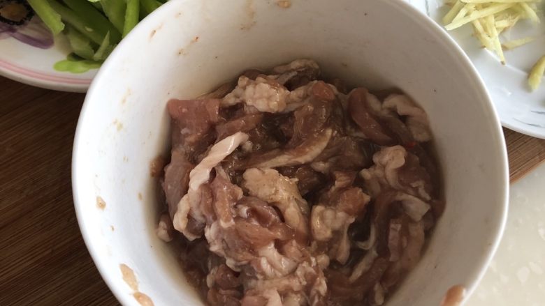 一番风味殿春蔬➕雪菜笋片炒肉丝,今天有些图片不知道为什么被我不小心删掉了,前面的准备步骤有些少,大家多见谅。<a style='color:red;display:inline-block;' href='/shicai/ 11615'>猪腿肉</a>100g,切丝,加入一汤匙<a style='color:red;display:inline-block;' href='/shicai/ 718'>料酒</a>,少许<a style='color:red;display:inline-block;' href='/shicai/ 788'><a style='color:red;display:inline-block;' href='/shicai/ 788'>生抽</a></a>,一点<a style='color:red;display:inline-block;' href='/shicai/ 3729'><a style='color:red;display:inline-block;' href='/shicai/ 3729'>白糖</a></a>,一点<a style='color:red;display:inline-block;' href='/shicai/ 134296'>白胡椒粉</a>拌匀腌制10分钟,再加入两汤匙水淀粉拌匀吸收,最后加入少许食用油拌匀。