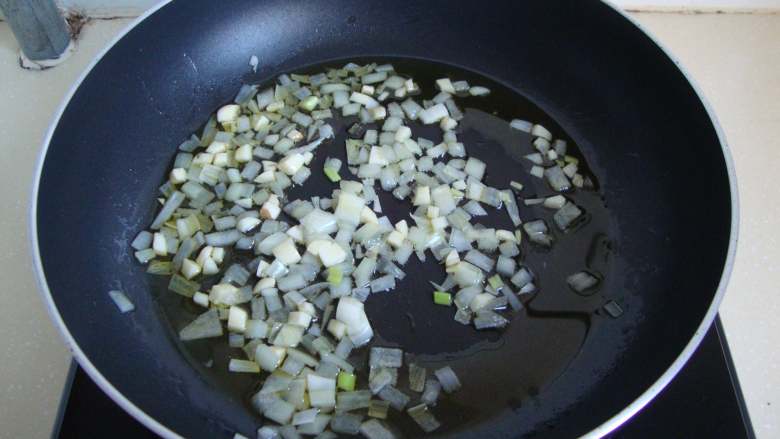 地中海风味小炒:番茄牛油果炒虾,橄榄油爆香洋葱和蒜粒