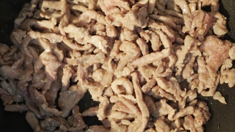 鱼香肉丝,腌制好的肉丝,下锅翻炒至熟