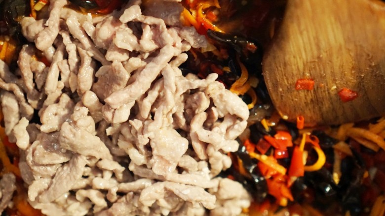 鱼香肉丝,肉丝翻炒
均匀的裹上酱汁就可以啦~