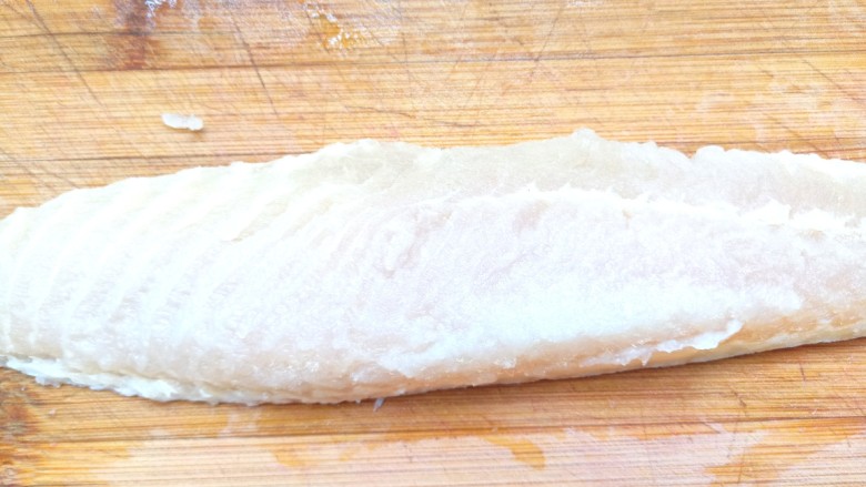 辣白菜鱼片豆腐煲,<a style='color:red;display:inline-block;' href='/shicai/ 372'>龙利鱼</a>洗净,吸干水分,片成鱼片