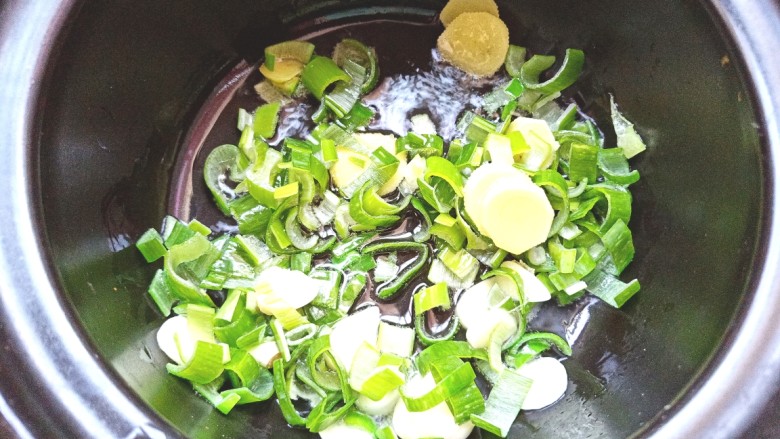 辣白菜鱼片豆腐煲,爆香葱,姜,蒜