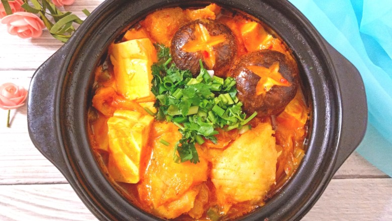 辣白菜鱼片豆腐煲,关火,撒上香葱,香菜碎
