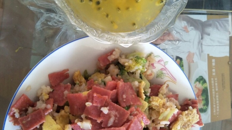 西蓝花培根蛋炒饭,最后放入鸡蛋翻炒，放入适量盐，一点<a style='color:red;display:inline-block;' href='/shicai/ 720'>胡椒粉</a>，翻炒均匀出锅，搭配自制的百香果蜂蜜茶，很美味哦~