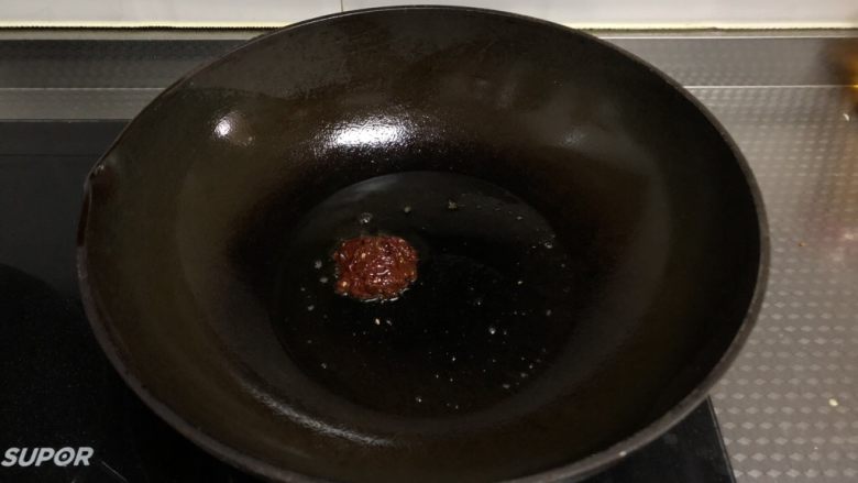 家常豆腐,起锅热油,倒入<a style='color:red;display:inline-block;' href='/shicai/ 46964'>郫县豆瓣酱</a>炒匀