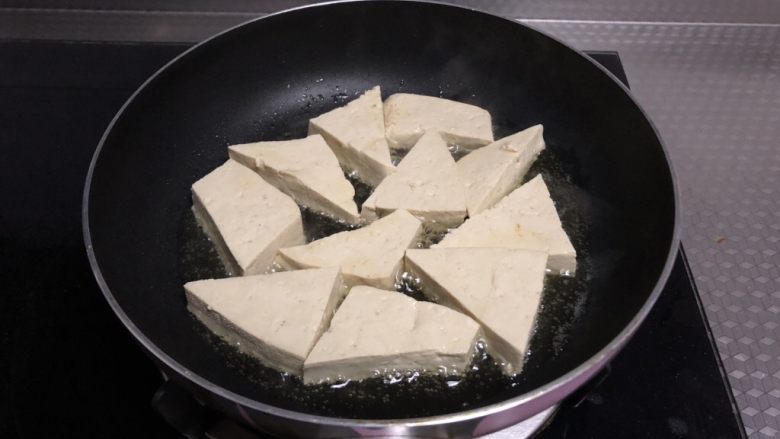家常豆腐,<a style='color:red;display:inline-block;' href='/shicai/ 465'>豆腐</a>切薄片下锅煎,中小火