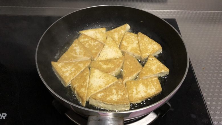 家常豆腐,煎至两面金黄盛出备用