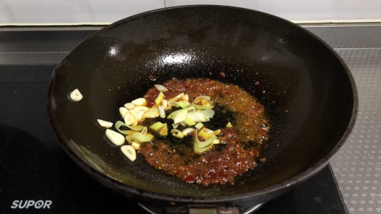 家常豆腐,放入葱花,蒜片翻炒出香味