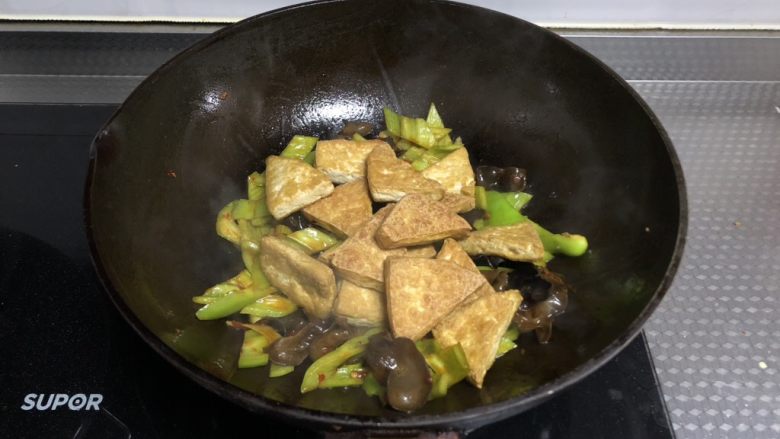 家常豆腐,倒入煎好的豆腐翻炒1分钟