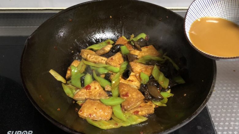 家常豆腐,倒入调汁,翻炒均匀即可