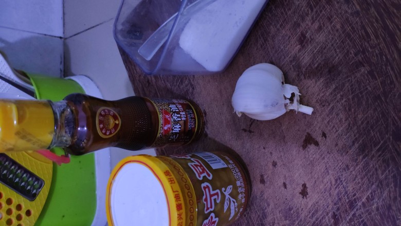 酸菜口水鸡,准备盐,普宁豆瓣酱,盐,蒜。