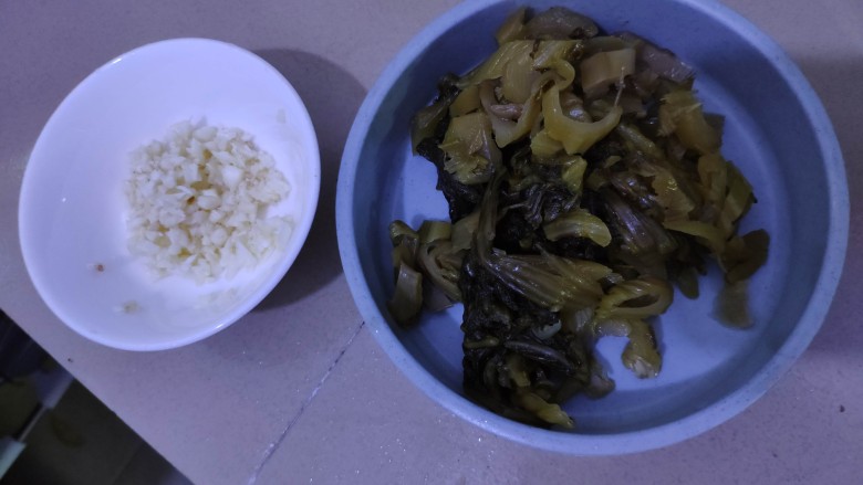 酸菜口水鸡,蒜切成蒜蓉,<a style='color:red;display:inline-block;' href='/shicai/ 3361'>酸菜</a>斜切成丁备用。