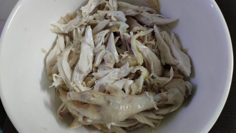 酸菜口水鸡,凉后用手把鸡肉撕后肉片。