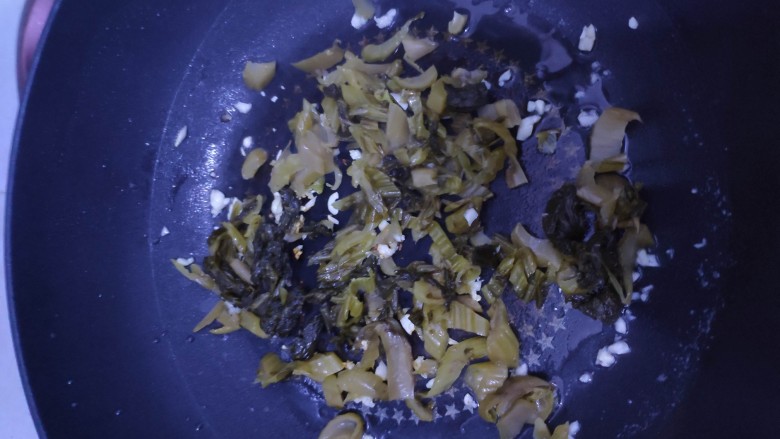 酸菜口水鸡,在加入酸菜翻炒。