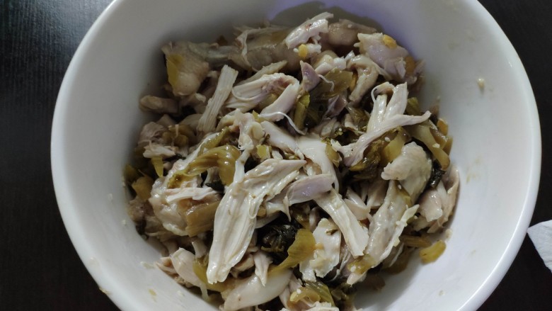 酸菜口水鸡,炒好后侄入鸡肉里面。