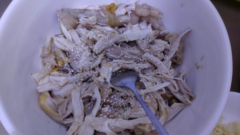 酸菜口水鸡,在下<a style='color:red;display:inline-block;' href='/shicai/ 847'>香油</a>二勺,盐一小点,豆瓣酱二勺,少许芝麻,搅拌均匀。