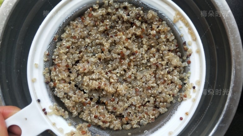 藜麦鸡胸沙拉,然后隔水蒸15分钟,就是放在一个小盆里,加少许水,再放在蒸架上蒸。蒸熟如果感觉还有水分,就用筛网控干水分。藜麦蒸熟后看上去会有很多小白芽。那是藜麦胚芽。