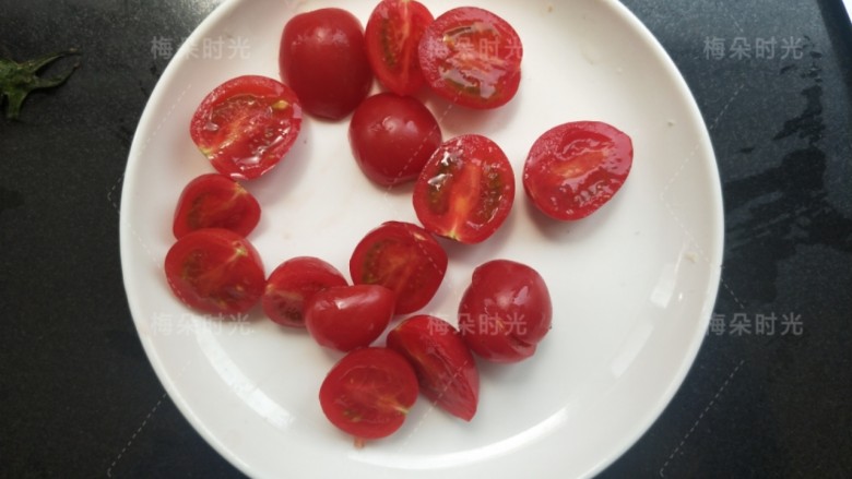 藜麦鸡胸沙拉,<a style='color:red;display:inline-block;' href='/shicai/ 89994'>小番茄</a>洗干净,对半切开。