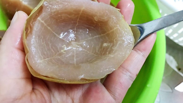 百香果果脯,等不太烫手后,用勺子挖出厚肉这一块,外层硬皮不要