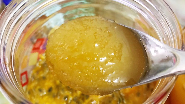 百香果果脯,加入蜂蜜搅拌均匀后放入冰箱冷藏保存,百香果果蜜就很简单的完成啦
留两个百香果果肉我们做果脯用