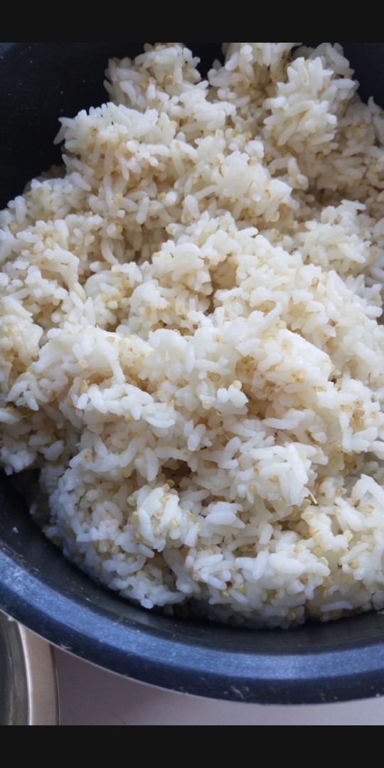 藜麦炒饭,你买饭是提前一天晚上蒸好的

藜麦中含有丰富的膳食纤维和维生素b族，不论是减肥人士还是三高人士，是主食很好的选择。