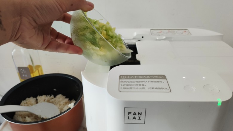 藜麦炒饭,继续翻炒，三分钟后再放入蔬菜丝，加入少量的盐翻炒。

像大头菜这种容易熟的蔬菜，急火快炒出锅就好，也是最大程度保留了其营养素。