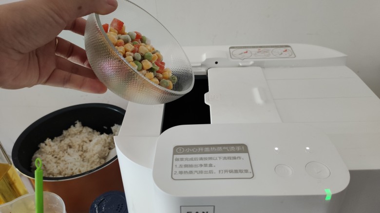 藜麦炒饭,翻炒两分钟后倒入三色豆。