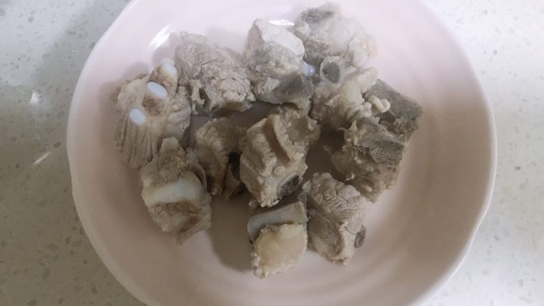 番茄小排土豆汤,飞水