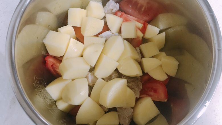 番茄小排土豆汤,所有食材放进高压锅