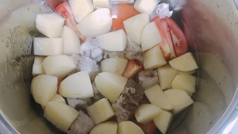 番茄小排土豆汤,加入适量水，刚好能没过食材