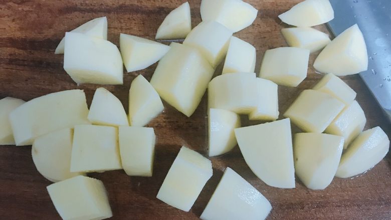 番茄小排土豆汤,切块