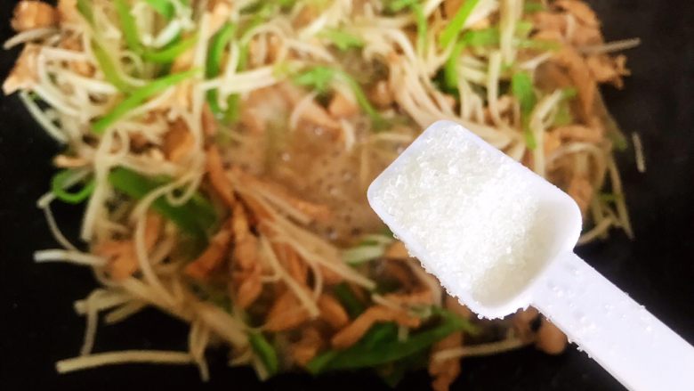 茭白泡椒炒鸡丝,加一小勺细砂糖,翻炒均匀即可