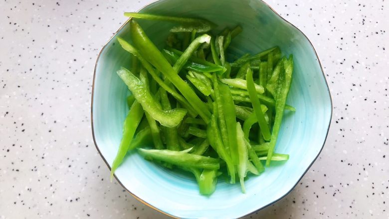 茭白泡椒炒鸡丝,<a style='color:red;display:inline-block;' href='/shicai/ 703'>泡椒</a>去蒂去籽,洗净之后切成丝