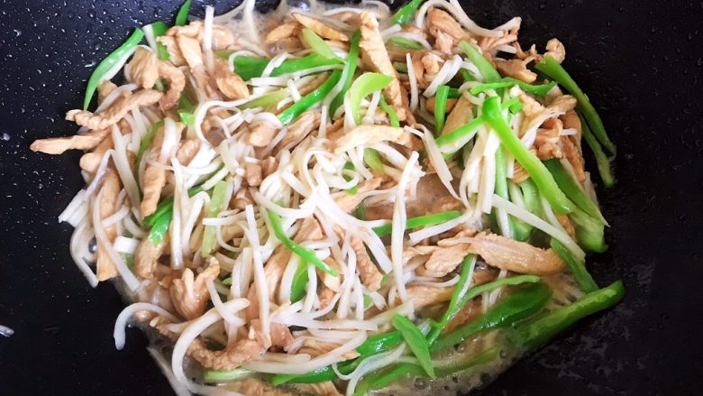 茭白泡椒炒鸡丝,翻炒至泡椒断生,汤汁差不多收紧