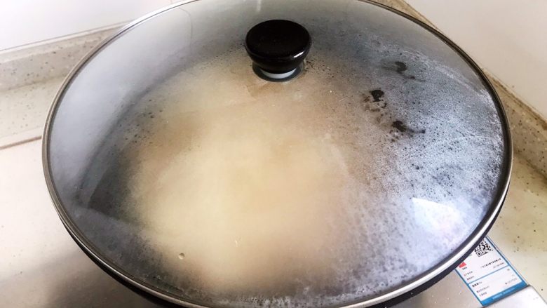 茭白泡椒炒鸡丝,盖上锅盖,转小火焖煮2分钟