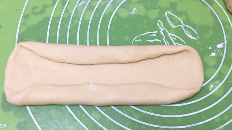 超软拉丝吐司【一次发酵】,擀成长方形,两边折叠。