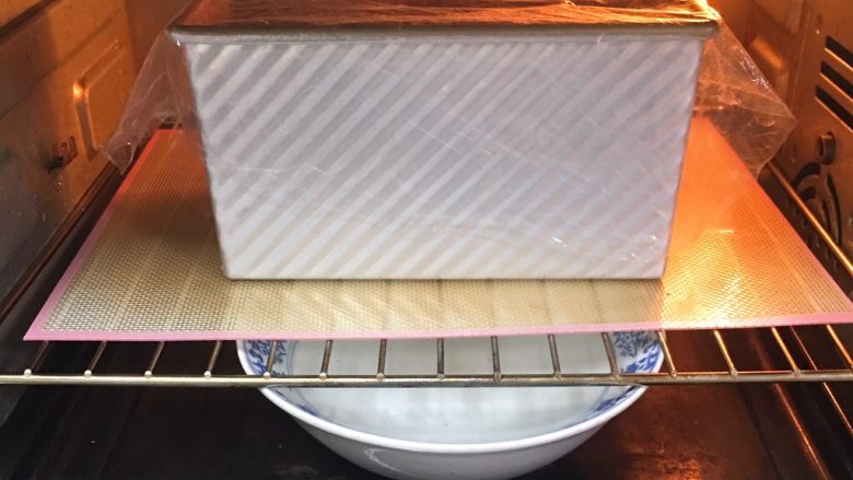 超软拉丝吐司【一次发酵】,烤箱发酵档,底部放一碗热水,发酵90分钟。