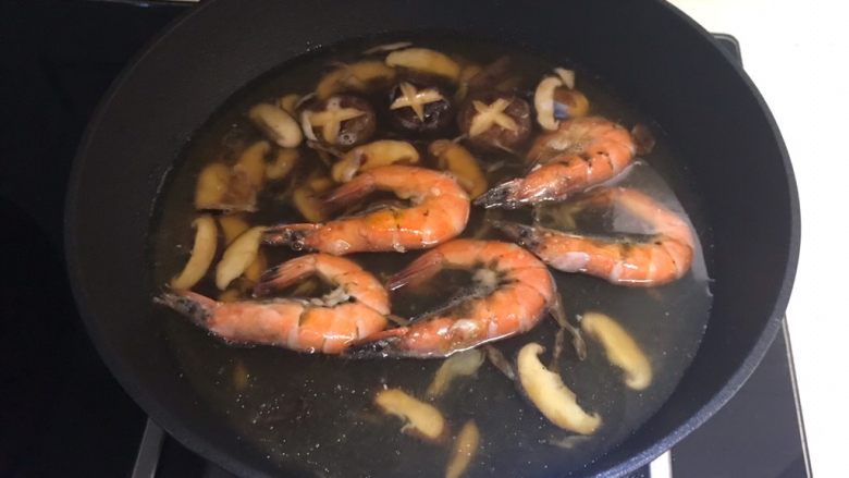 沙茶面,加入煎好的鲜虾,大火烧开即可,面条汤汁就做好了