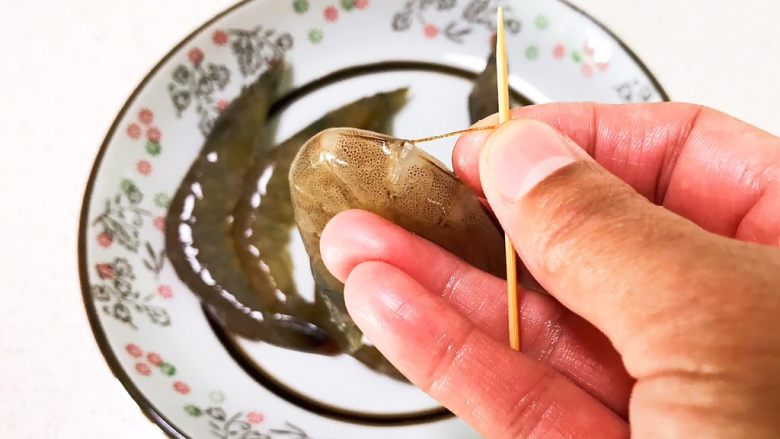 沙茶面,剪掉虾炝虾须和虾脚,挑出虾线