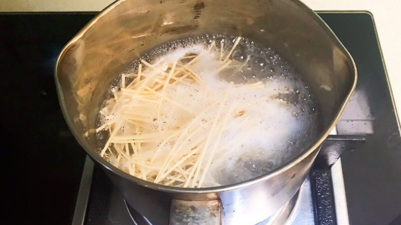 沙茶面,另起锅加入冷水,烧开后放入蔬菜面,水开后煮3分钟
