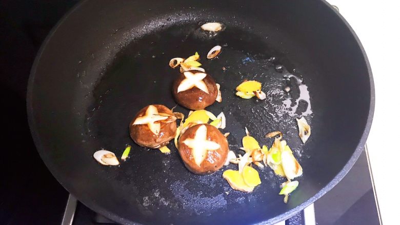 沙茶面,用锅里的底油煎制香菇,先煎整个的香菇,煎至两面焦黄