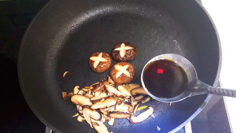 沙茶面,加入沙茶酱和蒸鱼豉油,翻炒均匀