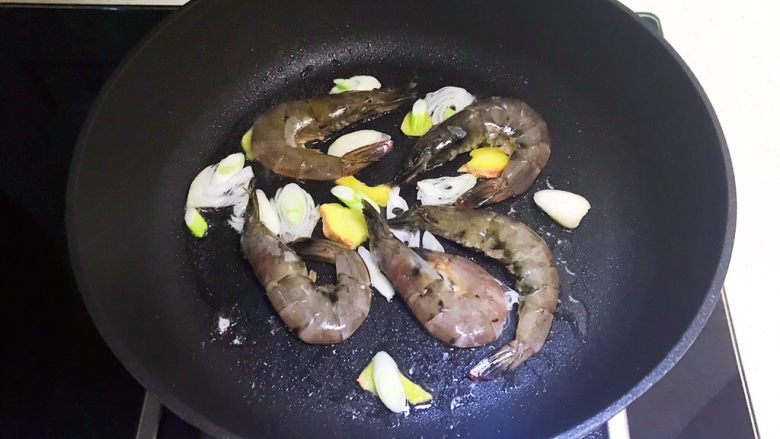 沙茶面,加入鲜虾,小火煎制