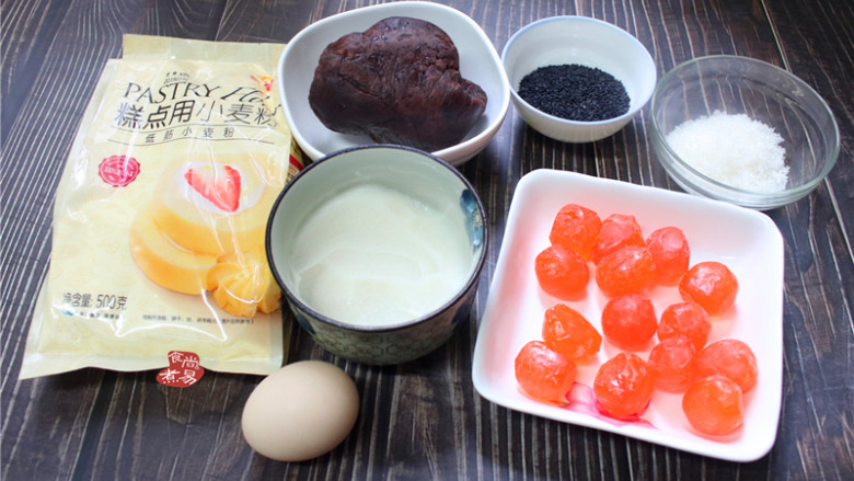 蛋黄酥,备好食材,从冰箱取出熬好的红豆沙解冻,<a style='color:red;display:inline-block;' href='/shicai/ 406'><a style='color:red;display:inline-block;' href='/shicai/ 406'>猪油</a></a>也提前取出解冻软化。
