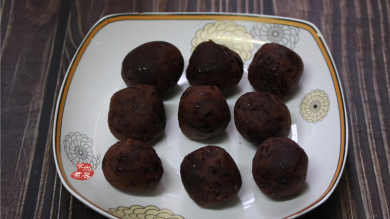 蛋黄酥,将红豆沙均匀分成9份,每个约33克左右。
