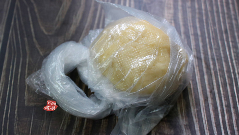 蛋黄酥,用手将面团搓开,再揉成团,即成水油皮面团,用保鲜袋盛起,静置松弛30分钟左右。