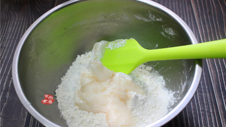 蛋黄酥,制作油酥面团:大盆内放入低筋面粉,加入猪油,用橡皮刀拌匀。